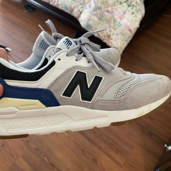 New balance Shoes - Picture 4 of 16